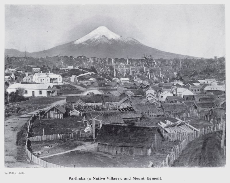 ニュージーランドのニュープリマス。パリハカ（先住民の村）とエグモント山（モノクロ写真 作： ニュージーランドの写真家