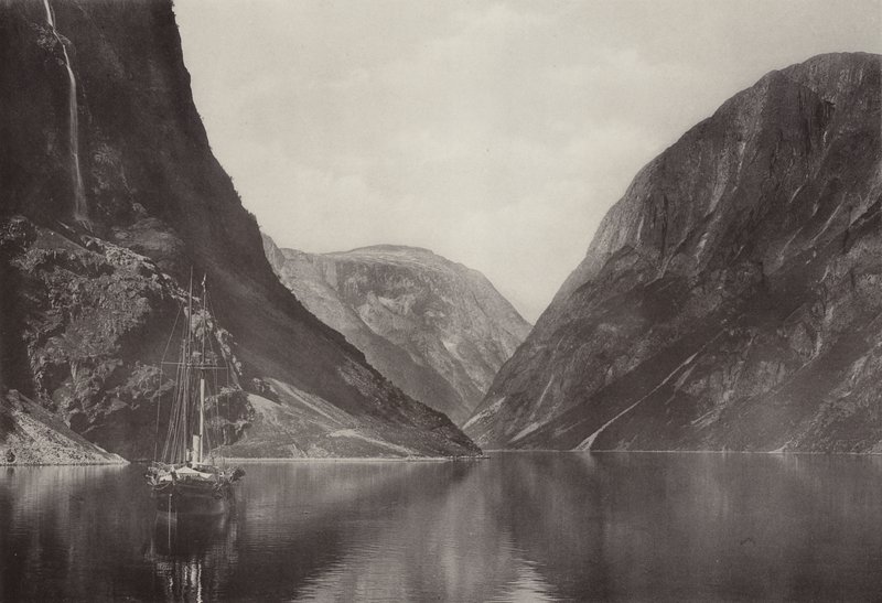 Vikingvang Hotel からの Naeroyfjord (白黒写真) 作： ノルウェーの写真家