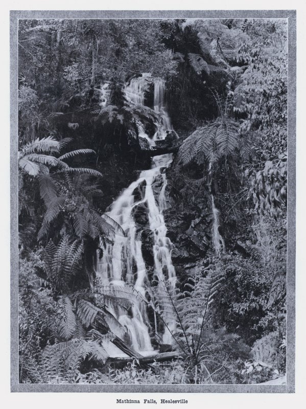 HealesvilleのMathinna Falls（モノクロ写真 作： 写真家オーストラリア人