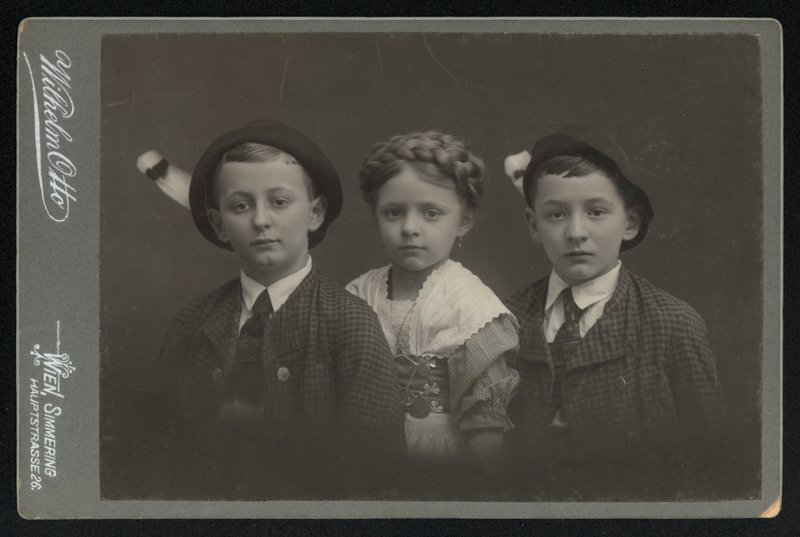 オーストリアの子供たち3人の肖像（モノクロ写真 作： オーストリアの写真家