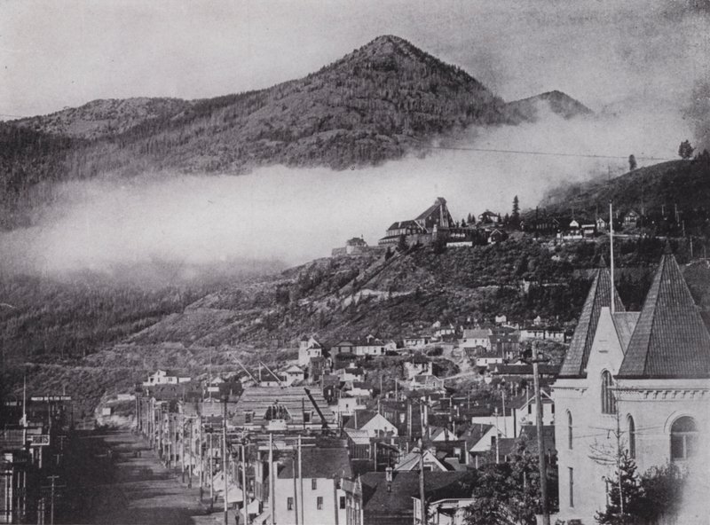 ルロワ鉱山が見えるロスランドの全景（モノクロ写真 作： 写真家 カナダ人