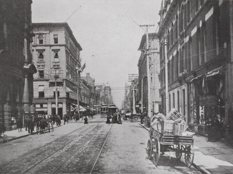 トロント、キングの角、Yonge Streetを見上げる（モノクロ写真 作： 写真家 カナダ人