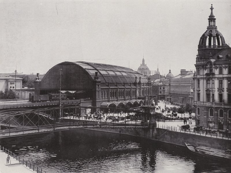 Friedrich-Strasse駅（モノクロ写真 作： 写真家ドイツ語