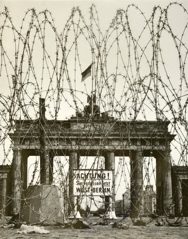 第二次世界大戦後、連合国による占領下にあったドイツ・ベルリンのブランデンブルク門前の有刺鉄線（モノクロ写真 作： 写真家ドイツ語