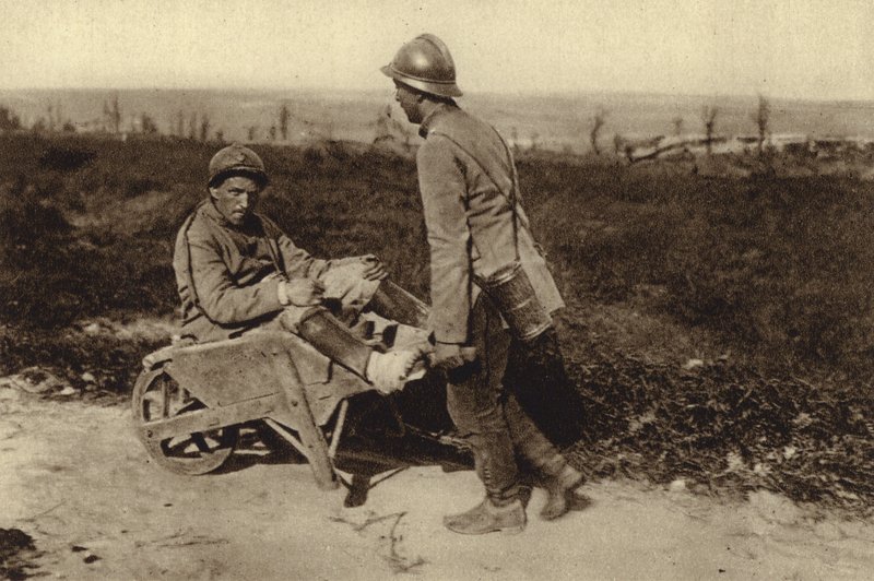 負傷した仲間を手押し車で運ぶ捕虜のフランス人兵士（第一次世界大戦 作： 写真家ドイツ語