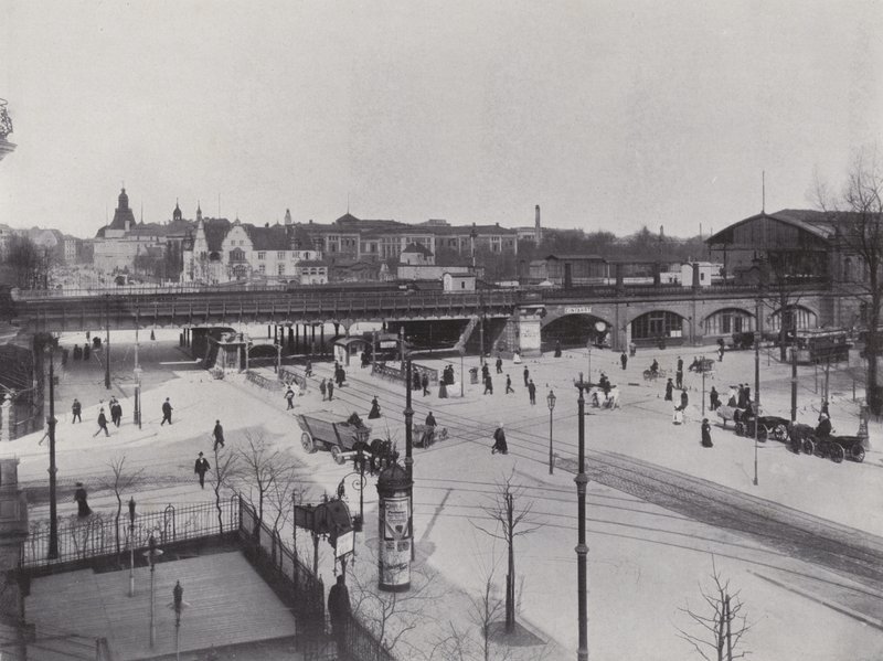 Charlottenburg, Hardenbergstrasse, Zoologischer Garten 駅 (モノクロ写真) 作： 写真家ドイツ語