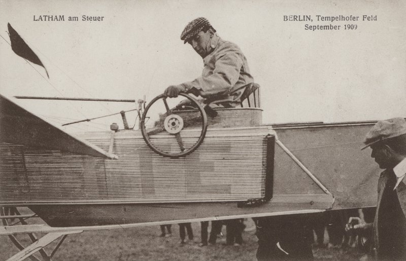 飛行機を操縦するフランス人飛行家ヒューバート・レイサム（1909年9月、ベルリン・テンペルホーフ飛行場）（モノクロ写真 作： 写真家ドイツ語