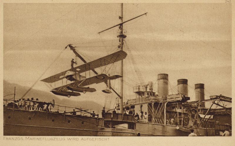 船に吊り上げられるフランス海軍の飛行機（モノクロ写真 作： 写真家ドイツ語