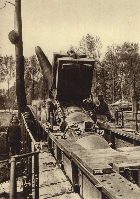 第一次世界大戦中、フランスのヴェルダンやダンケルクの砲撃に使用されたドイツの380mm鉄道砲 作： 写真家ドイツ語