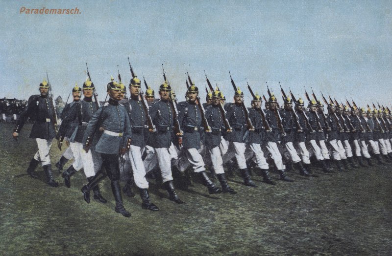 パレードで行進するドイツ陸軍の歩兵（写真 作： 写真家ドイツ語