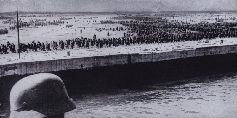 フランス・ダンケルクの海岸で連合軍の捕虜を調査するドイツ軍兵士（第二次世界大戦、1940年6月）（モノクロ写真 作： 写真家ドイツ語
