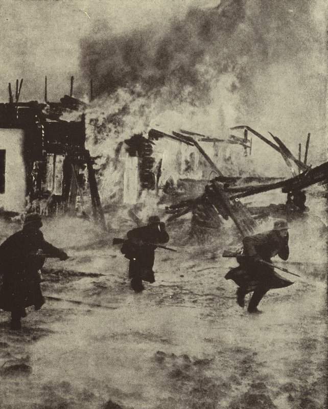 ドイツ空軍の爆撃を受けて焼け野原となったロッテルダムを進むドイツ兵（第二次世界大戦、1940年5月）（モノクロ写真 作： 写真家ドイツ語