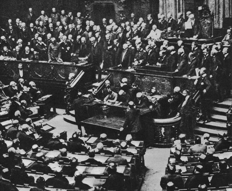 ドイツの対仏宣戦布告（1914年8月3日、ライヒスタークにて）（白黒写真 作： 写真家ドイツ語