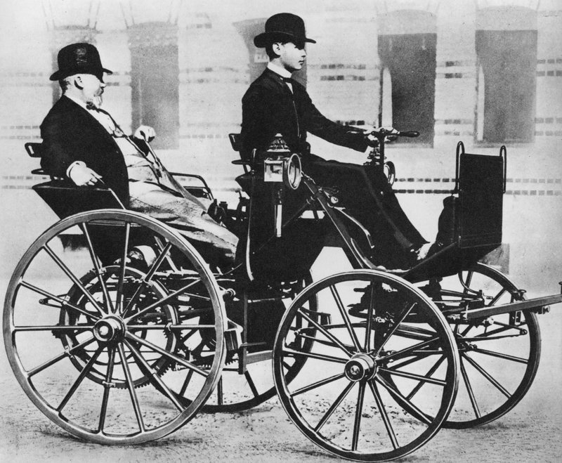 ゴットリーブ・ダイムラーと息子の運転による初のモーターカー 作： 写真家ドイツ語