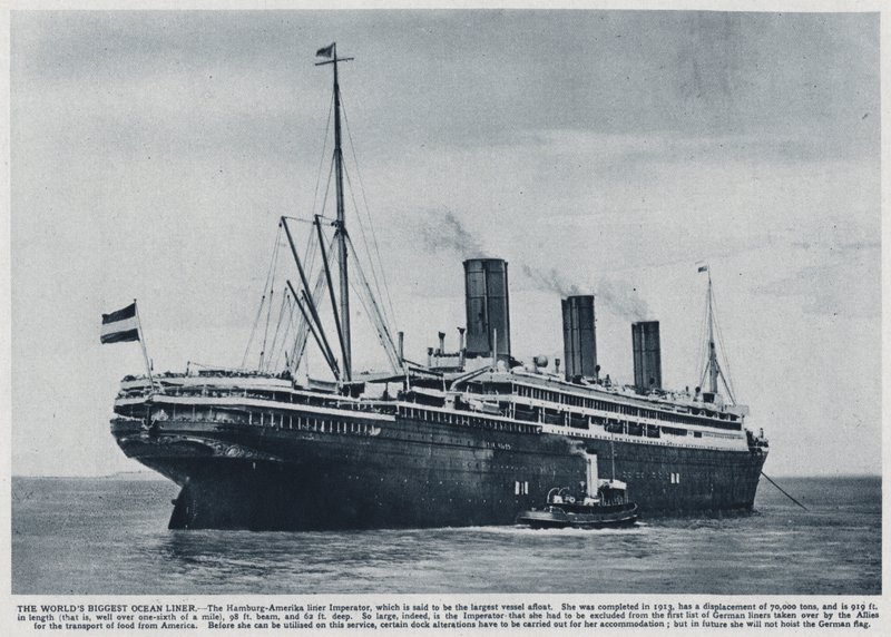 1913年にドイツのハンブルグ・アメリカ・ライン向けに建造され、第一次世界大戦終了後に連合国側がアメリカ軍の帰国輸送に使用した外航船「インペラートル」（モノクロ写真）。 作： 写真家ドイツ語