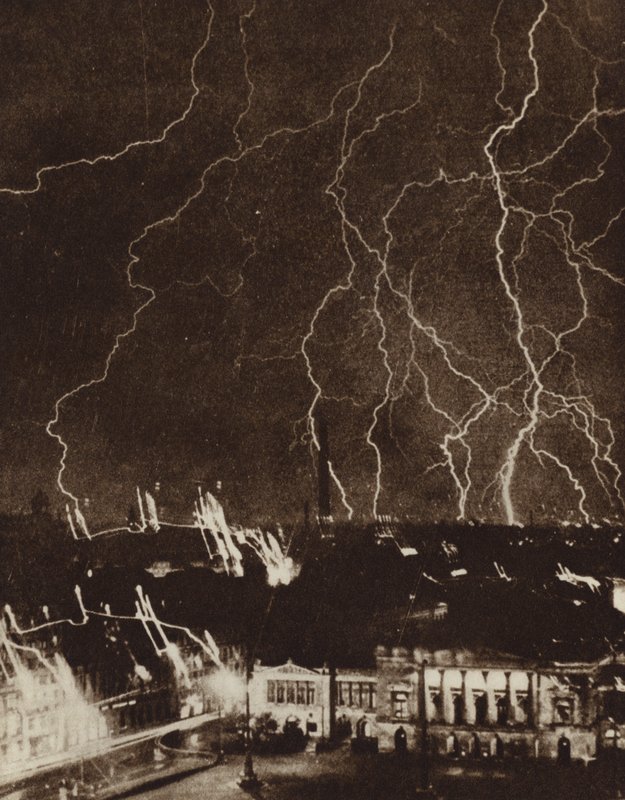 雷雨の中、ドイツ・ライプツィヒ市の上空で閃光を放つ稲妻（モノクロ写真 作： 写真家ドイツ語