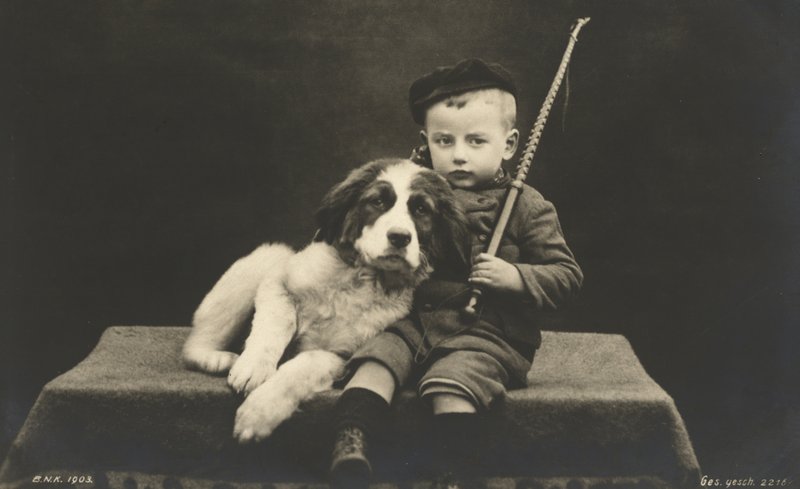 犬を連れた少年（モノクロ写真 作： 写真家ドイツ語