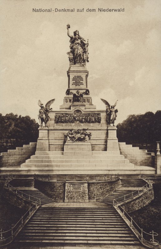 ドイツ統一記念碑「Nationaldenkmal」（ヘッセン州ルーデスハイム・アム・ライン）（白黒写真 作： 写真家ドイツ語