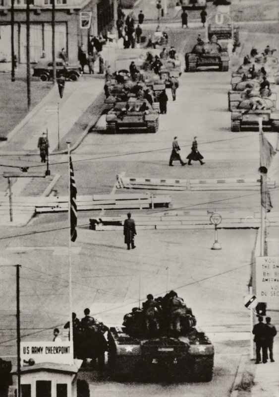 1961年10月、ベルリン・フリードリッヒ通り（モノクロ写真 作： 写真家ドイツ語
