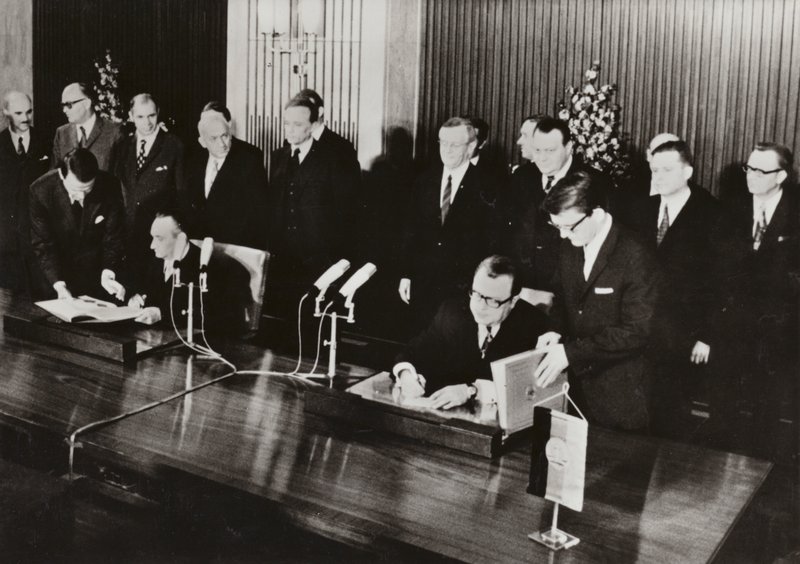 1972年5月26日、ドイツ民主共和国とドイツ連邦共和国の間の最初の国家条約である「交通条約」がドイツ民主共和国の首都ベルリンで調印された（モノクロ写真）。 作： 写真家ドイツ語