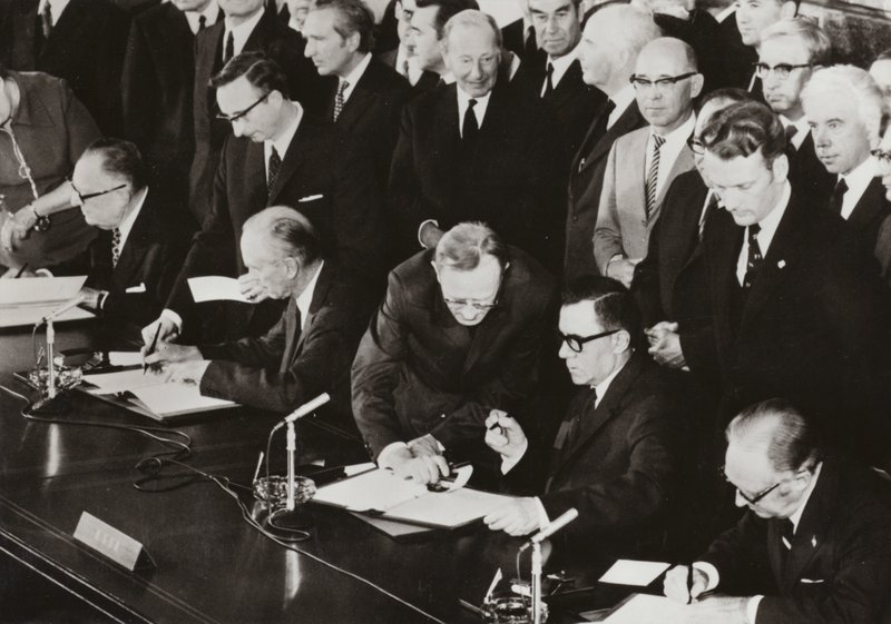 1972年6月3日、西ベルリンのアメリカ地区にある連合国管理評議会が使用していた建物で、四カ国の外相が西ベルリンに関する四者協定の最終議定書に署名した（モノクロ写真）。 作： 写真家ドイツ語