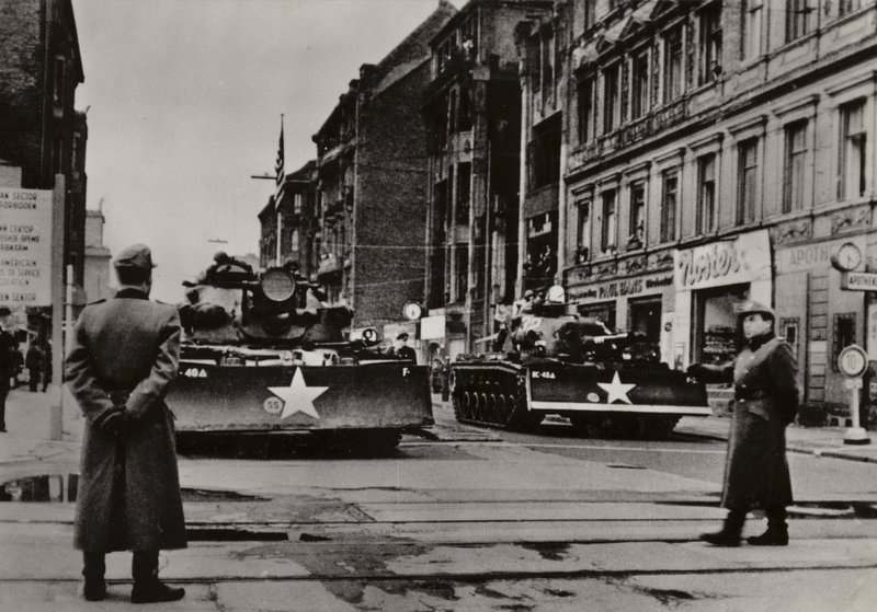 特に1961年10月24日から28日にかけては、重装備の米軍兵士が戦車に乗ってドイツ民主共和国の境界線を何度も侵犯し、深刻な挑発行為が行われた（モノクロ写真）。 作： 写真家ドイツ語