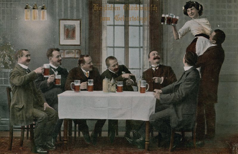 ビールを飲みながらウェイトレスと楽しむドイツ人の絵葉書、1913年送付（手彩色写真） 作： 写真家ドイツ語