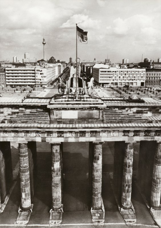 安全な境界線に守られて、ドイツ民主共和国の首都の建設が進んでいる（モノクロ写真 作： 写真家ドイツ語
