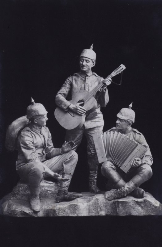 第一次世界大戦中のドイツ軍兵士が音楽を演奏している姿を描いた彫刻（モノクロ写真 作： 写真家ドイツ語