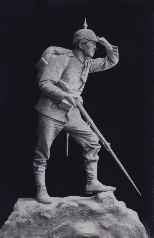 戦場を見渡す第一次世界大戦中のドイツ軍兵士の彫刻（モノクロ写真 作： 写真家ドイツ語