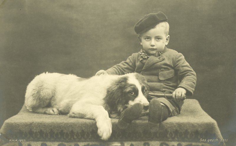 小さな男の子と犬（モノクロ写真 作： 写真家ドイツ語
