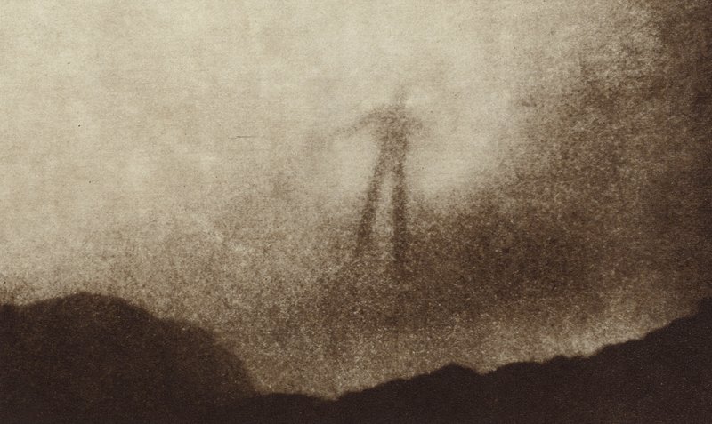 初めて撮影されたドイツ・ハルツ山地のブロッケンの妖怪（モノクロ写真 作： 写真家ドイツ語