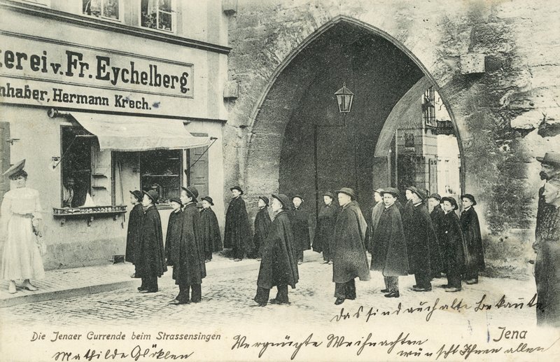 ドイツ・イエナの街角で歌う学生合唱団（モノクロ写真 作： 写真家ドイツ語