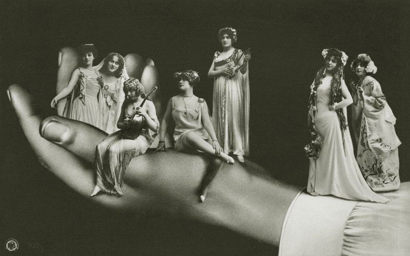 女性を抱きしめるシュールな手（モノクロ写真 作： 写真家ドイツ語