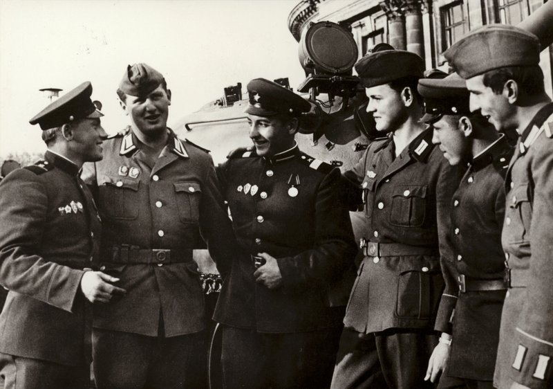 ソ連軍と親交を深める全国人民軍の兵士たち（モノクロ写真 作： 写真家ドイツ語