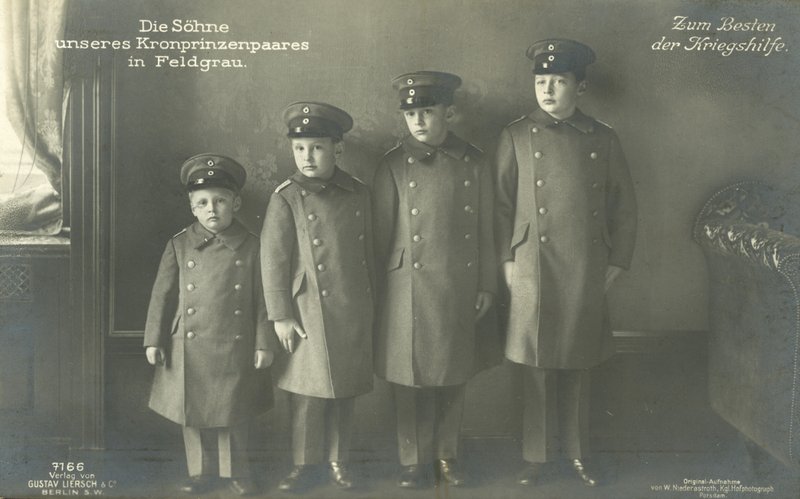 ドイツのウィルヘルム皇太子の息子たちの軍服姿（モノクロ写真 作： 写真家ドイツ語