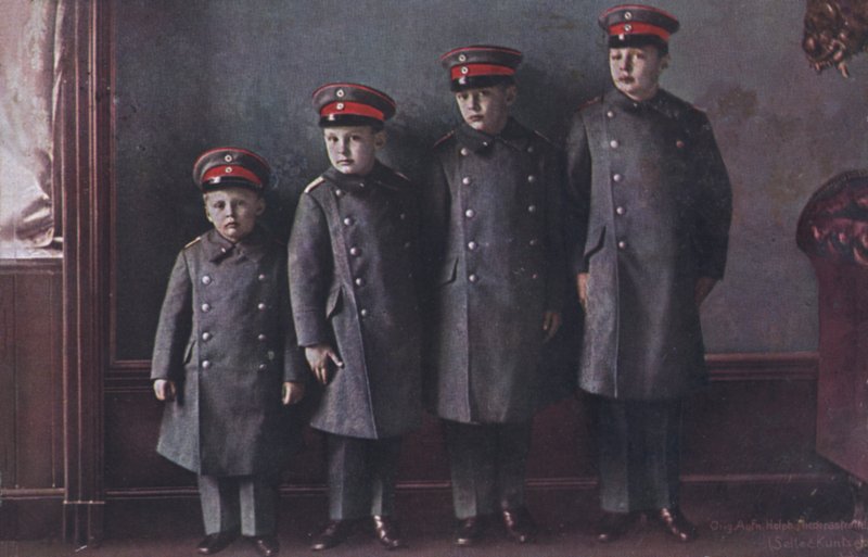 ドイツのウィルヘルム皇太子の息子たちの軍服姿（写真 作： 写真家ドイツ語
