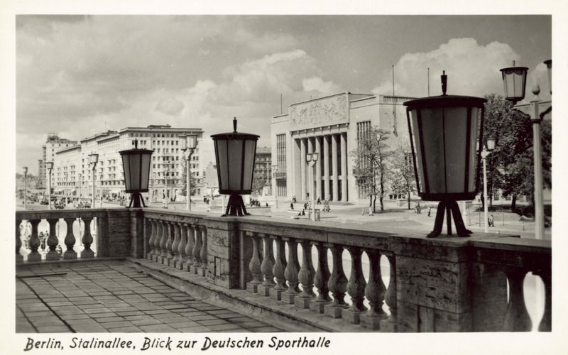 1950年代、東ベルリンのスタリナルレーにあるDeutschen Sporthalleの風景（モノクロ写真 作： 写真家ドイツ語