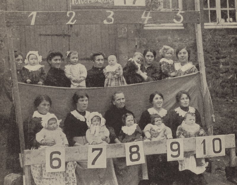 ドイツの写真にポーズをとる占領下の北フランスの女性と子供たち（モノクロ写真 作： 写真家ドイツ語