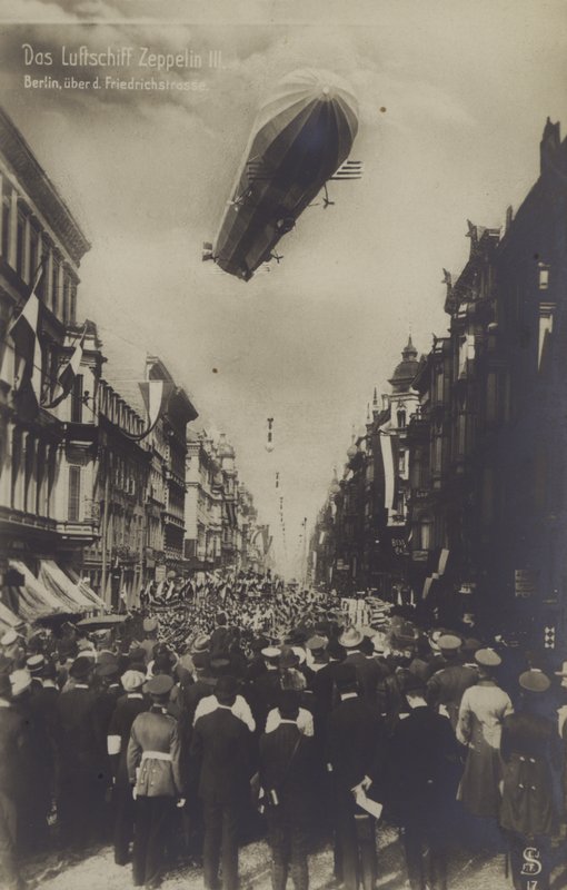 ベルリンのフリードリッヒ通り上空を飛行するツェッペリンLZ III（モノクロ写真 作： 写真家ドイツ語