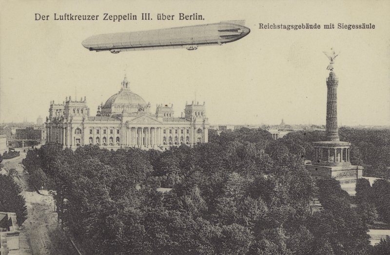 ベルリン上空を飛行するツェッペリンLZ III（モノクロ写真 作： 写真家ドイツ語