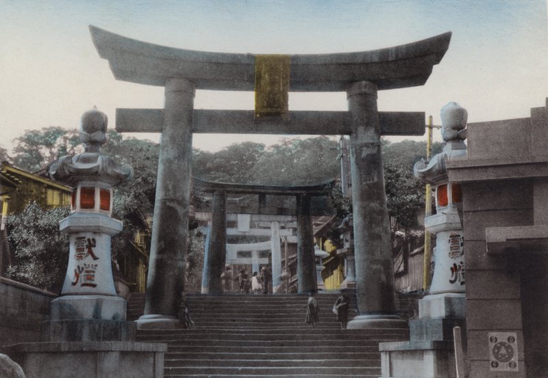 日本、1912年頃。長崎・諏訪神社の大鳥居（写真 作： 写真家日本人