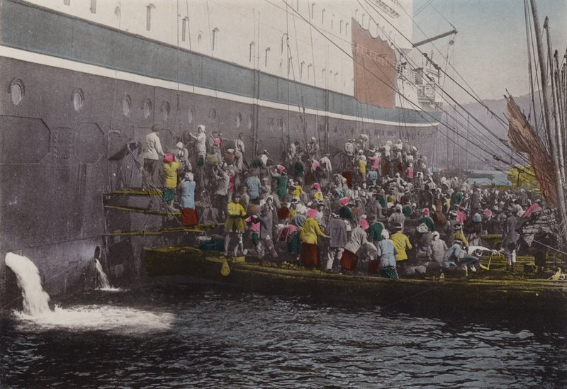 日本、1912年頃。長崎港の船上でのコーリング（写真 作： 写真家日本人