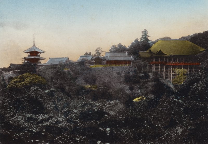 日本、1912年頃。断崖絶壁の吊り舞台と京都市街の5つの眺望で知られる清水寺(写真) 作： 写真家日本人
