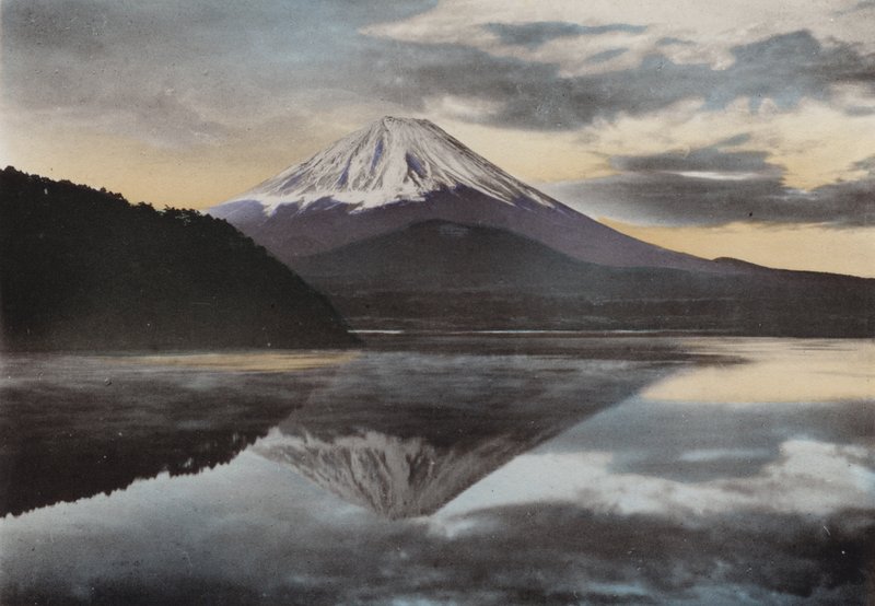 日本、1912年頃。庄司湖からの富士山（写真 作： 写真家日本人
