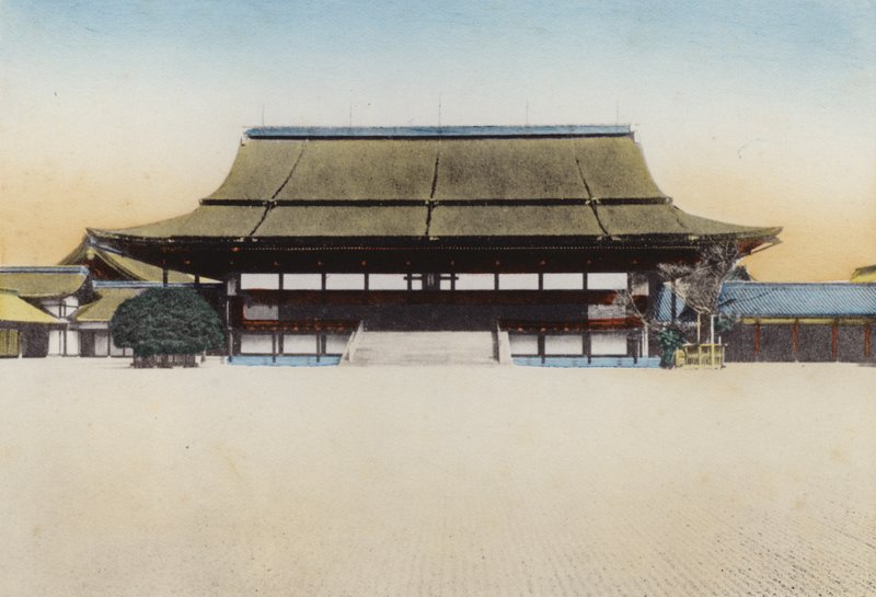 1912年頃の日本。京都御所内にある紫宸殿は、新年の祝賀会などに使われ、1868年には現天皇の即位式がここで行われた（写真）。 作： 写真家日本人