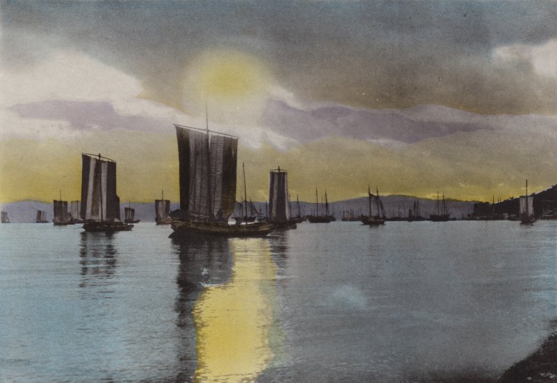 日本、1912年頃。明石海岸の日没（写真 作： 写真家日本人