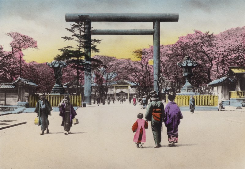 日本、1912年頃。招魂社の巨大なブロンズ鳥居（写真）。 作： 写真家日本人