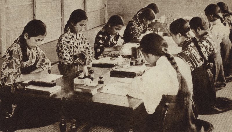日本の小学生の授業風景（白黒写真 作： 写真家日本人