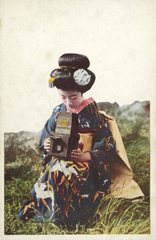 伝統的な衣装を着た日本人女性（カラー写真 作： 写真家日本人
